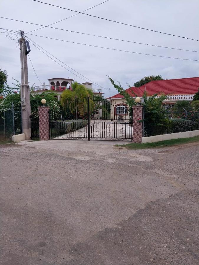 Eliwes Villa Treasure Beach Exterior photo